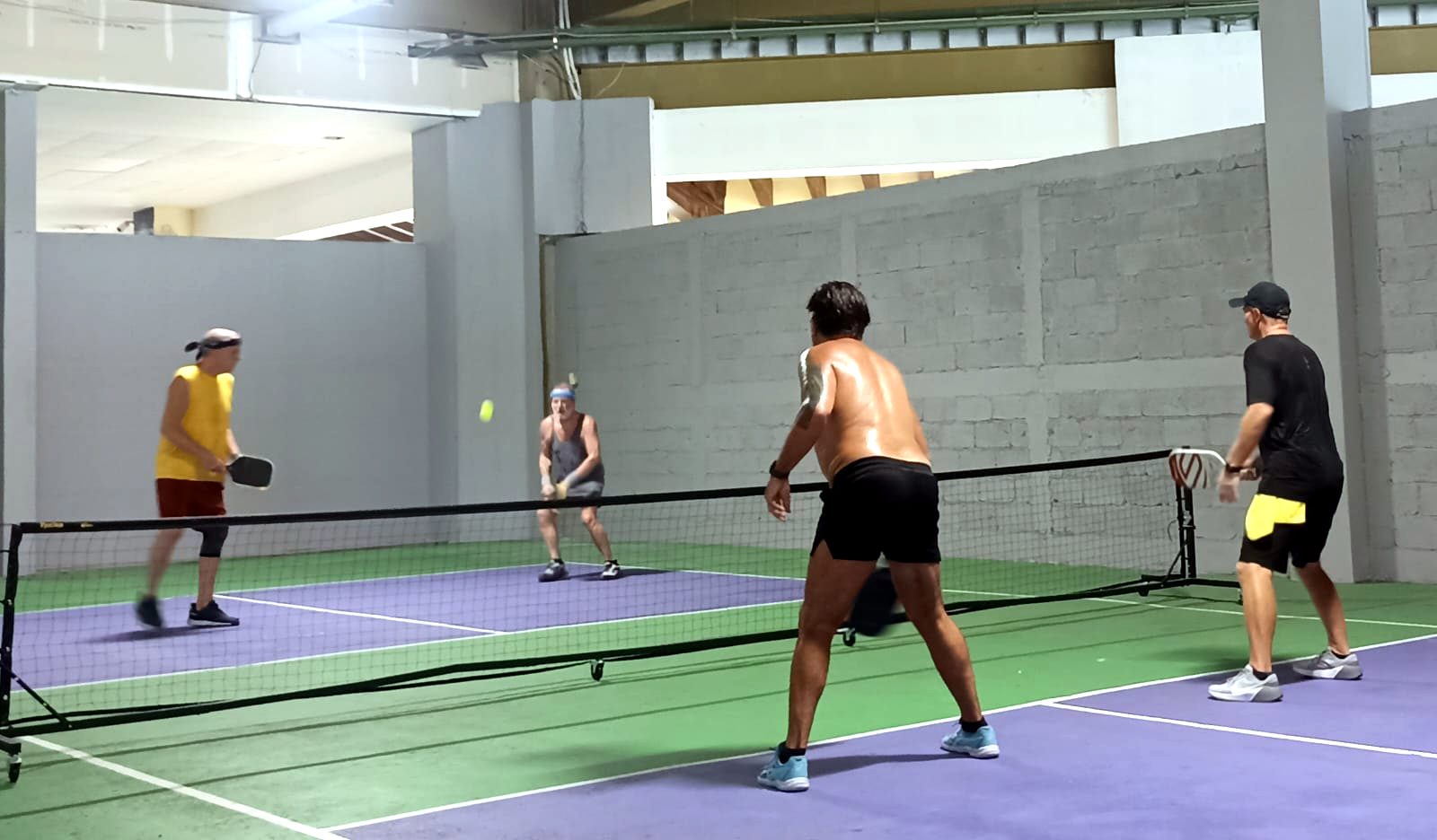 Dobles nocturnos bajo las luces en Puerto Vallarta Pickleball